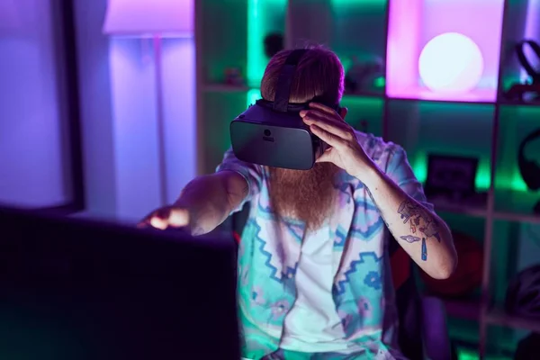 Young Redhead Man Streamer Playing Video Game Using Virtual Reality — Stok fotoğraf