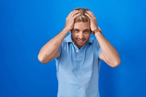 남자가 편두통때문에 극도의 스트레스를 있습니다 머리에 — 스톡 사진
