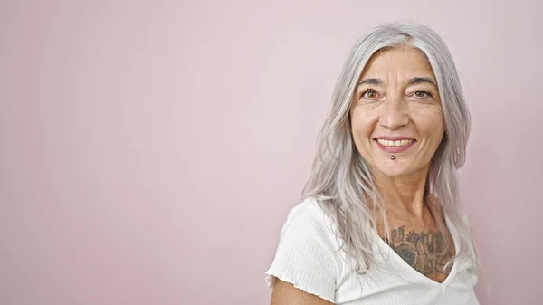 Mujer Pelo Gris Mediana Edad Sonriendo Confiada Pie Sobre Fondo —  Fotos de Stock