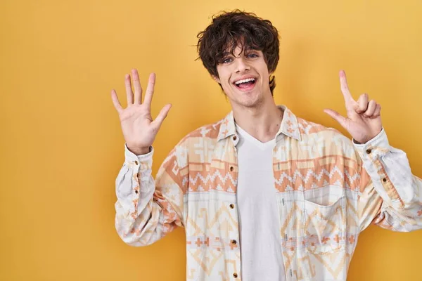 Młody Mężczyzna Letniej Koszuli Pokazuje Wskazuje Palcami Numer Siedem Uśmiechając — Zdjęcie stockowe