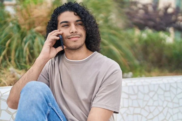 Genç Latin Adam Akıllı Telefonda Konuşuyor Parkta Bankta Oturuyor — Stok fotoğraf