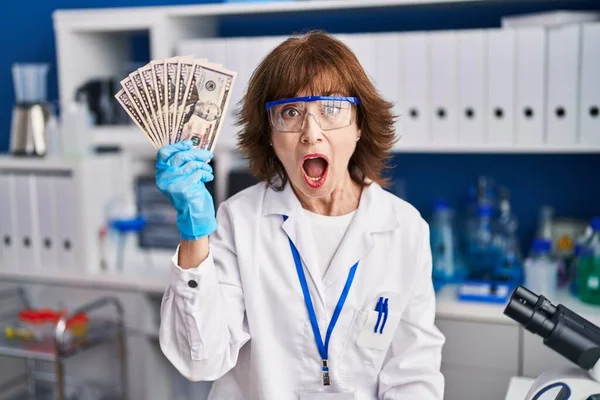Mujer Mediana Edad Que Trabaja Laboratorio Científico Sosteniendo Dinero Asustado — Foto de Stock