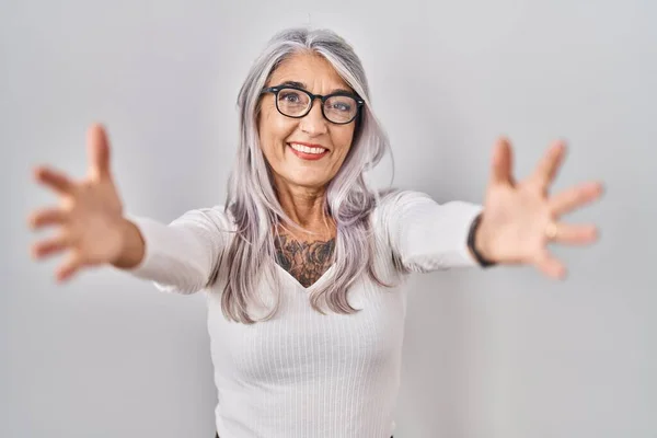 Beyaz Arka Planda Gri Saçlı Orta Yaşlı Bir Kadın Kucaklanmak — Stok fotoğraf