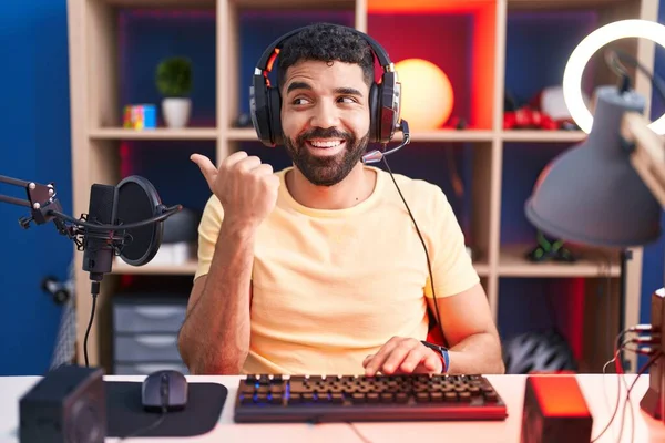 Ισπανόφωνος Άντρας Γενειάδα Παίζει Βιντεοπαιχνίδια Ακουστικά Χαμογελώντας Χαρούμενο Πρόσωπο Και — Φωτογραφία Αρχείου