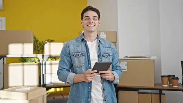 Genç Bir Spanyol Adamı Ofisteki Touchpad Kullanıyor — Stok fotoğraf