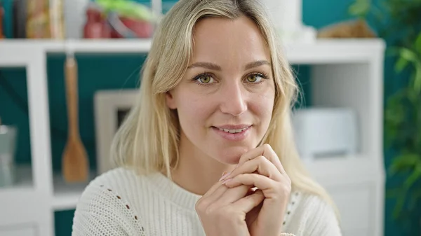 Young Blonde Woman Smiling Confident Sitting Table Dinning Room — ストック写真