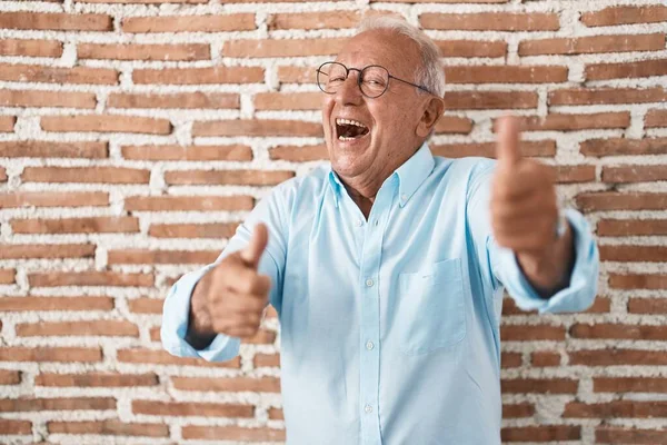 Uomo Anziano Con Capelli Grigi Piedi Sopra Mattoni Muro Approvazione — Foto Stock