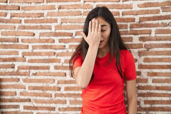 Genç Kız Tuğla Duvarın Üzerinde Duruyor Yorgun Esniyor Yüzün Yarısını — Stok fotoğraf