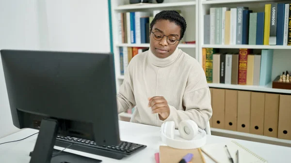 Africano Estudante Americano Usando Computador Olhando Fones Ouvido Universidade Biblioteca — Fotografia de Stock