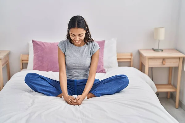 Mujer Afroamericana Joven Haciendo Ejercicio Yoga Sentada Cama Dormitorio —  Fotos de Stock