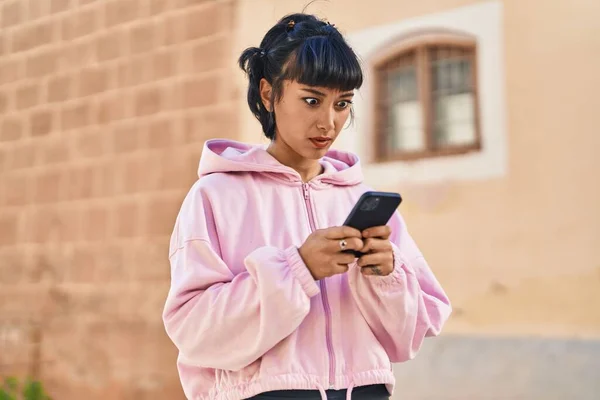 Νεαρή Γυναίκα Χρησιμοποιώντας Smartphone Στην Οδό — Φωτογραφία Αρχείου