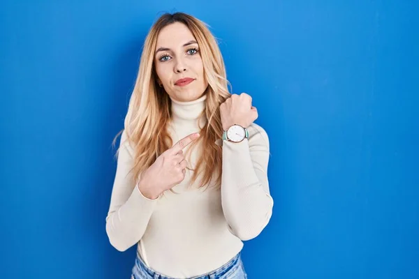 Young Caucasian Woman Standing Blue Background Hurry Pointing Watch Time — Foto de Stock