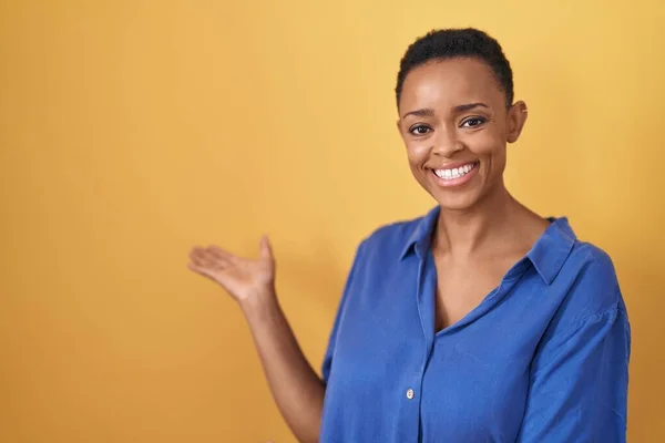 Mujer Afroamericana Pie Sobre Fondo Amarillo Invitando Entrar Sonriente Natural —  Fotos de Stock