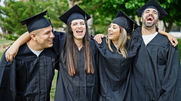 Gruppo Studenti Laureati Sorridenti Fiduciosi Abbracciarsi Campus Universitario — Foto Stock