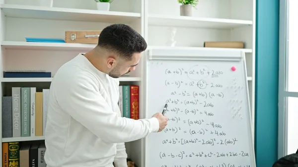 Young Hispanic Man Teacher Teaching Maths Lesson Library University — Stock Photo, Image