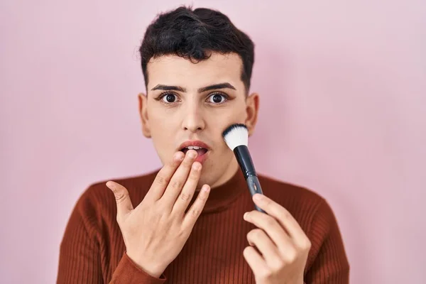 Persona Binaria Que Aplica Maquillaje Cubriendo Boca Con Mano Conmocionada —  Fotos de Stock