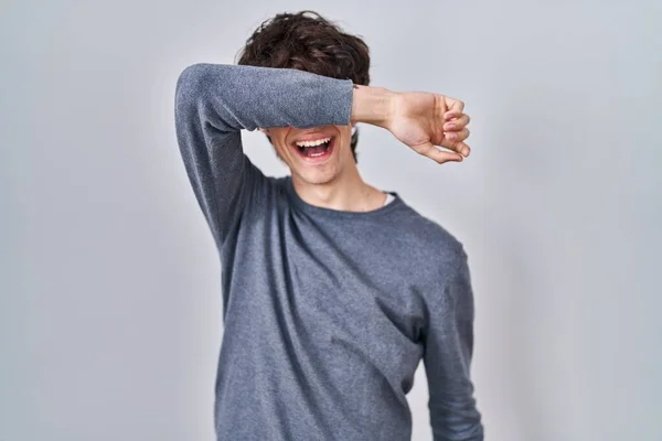 Young Man Standing Isolated Background Covering Eyes Arm Smiling Cheerful — ストック写真