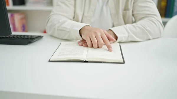 Fiatal Spanyol Férfi Diák Olvasás Könyv Asztalon Könyvtár Egyetem — Stock Fotó