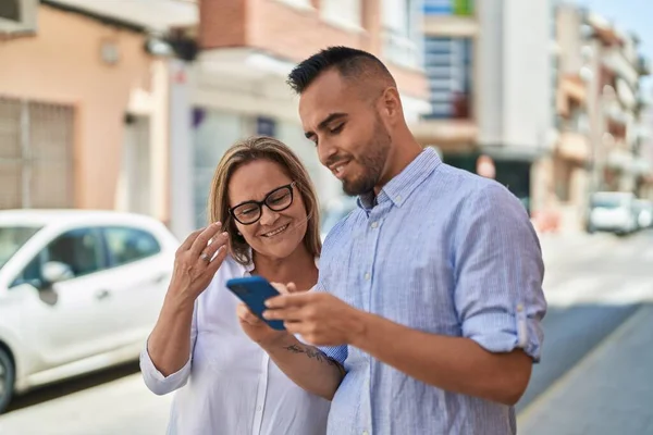 男男女女在街上用智能手机亲热 — 图库照片