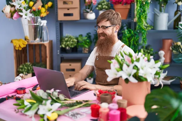 Ung Rødhåret Mand Blomsterhandler Smilende Selvsikker Ved Hjælp Laptop Blomsterbutik - Stock-foto