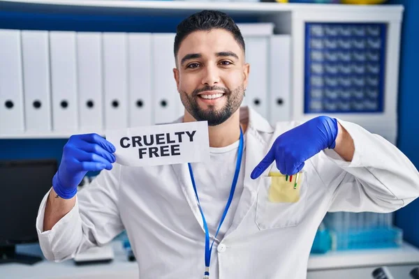 Jovem Homem Bonito Trabalhando Laboratório Cientista Segurando Crueldade Banner Livre — Fotografia de Stock