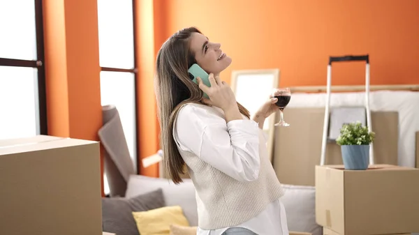 Молодая Красивая Латиноамериканка Говорит Телефону Пьет Вино Новом Доме — стоковое фото