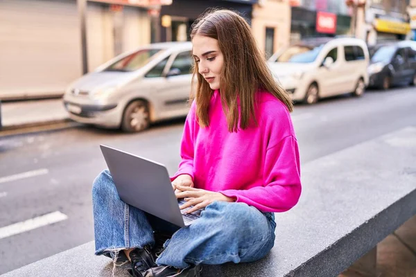 Молодая Женщина Ноутбуком Сидит Скамейке Улице — стоковое фото