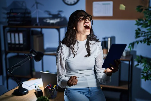 Young Brazilian Woman Using Touchpad Night Working Office Angry Mad — Stockfoto