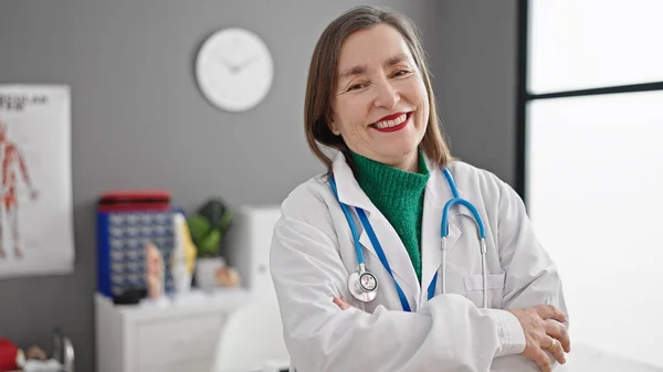 Mulher Hispânica Madura Com Cabelos Grisalhos Médico Sorrindo Confiante Com — Fotografia de Stock