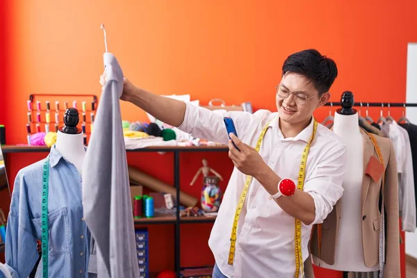 年轻的中国男子裁缝用智能手机在工作室用衬衫拍照 — 图库照片