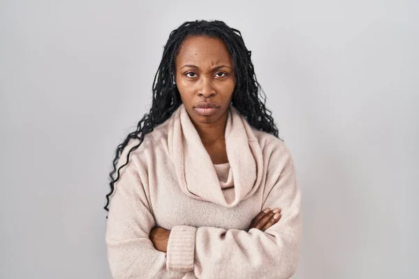 Africká Žena Stojící Nad Bílým Pozadím Skeptická Nervózní Nesouhlasící Výraz — Stock fotografie