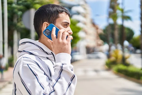 Jeune Homme Souriant Confiant Parler Sur Smartphone Rue — Photo