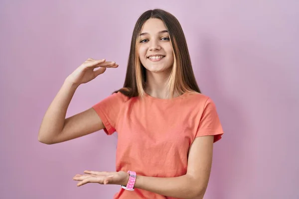 Tini Lány Áll Felett Rózsaszín Háttér Gesztikulál Kezét Mutatja Nagy — Stock Fotó