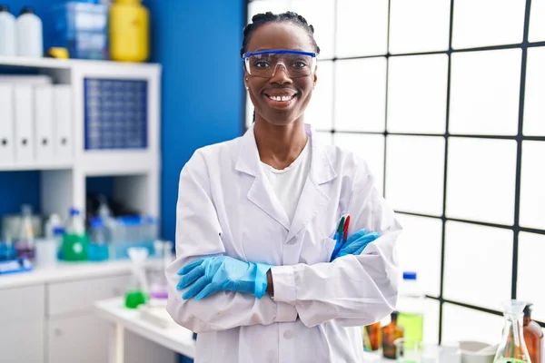 Afrykańska Amerykanka Naukowiec Uśmiecha Się Pewnie Stojąc Ramionami Skrzyżowane Gest — Zdjęcie stockowe