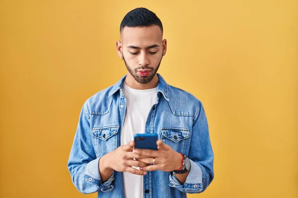Jonge Latijns Amerikaanse Man Met Behulp Van Smartphone Typen Bericht — Stockfoto
