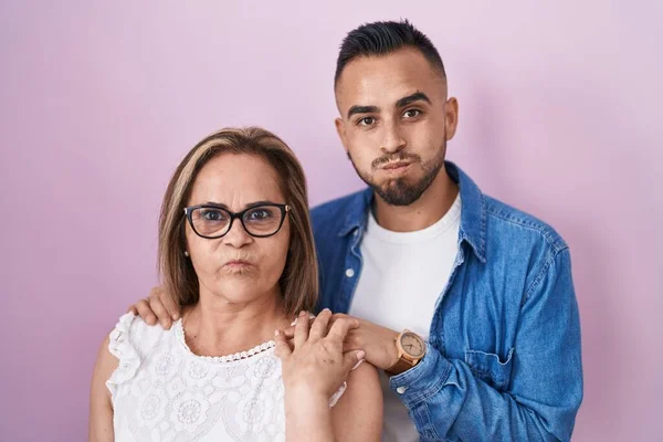 Hispanic Mor Och Son Står Tillsammans Puffande Kinder Med Roligt — Stockfoto