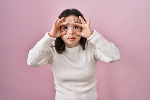 Donna Con Sindrome Piedi Sfondo Rosa Cercando Aprire Gli Occhi — Foto Stock