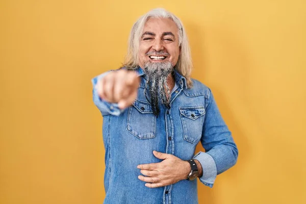 Sarı Arka Planda Gri Saçlı Orta Yaşlı Bir Adam Sana — Stok fotoğraf