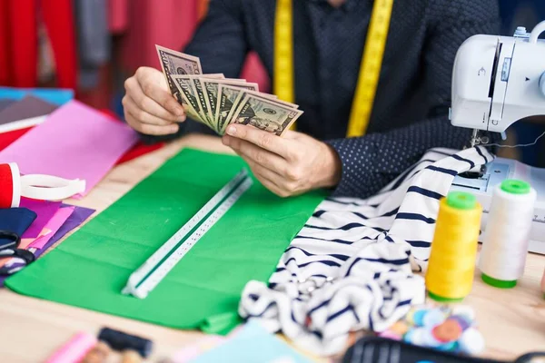 Jeune Homme Caucasien Tailleur Tenant Des Dollars Usine Vêtements — Photo