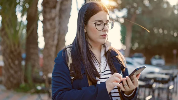 Jovem Hispânica Mulher Turista Usando Mochila Usando Smartphone Rua — Fotografia de Stock