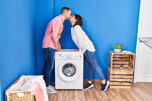 Man Och Kvinna Par Tvätta Kläder Kyssas Tvättstugan — Stockfoto