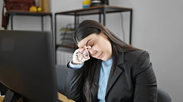 Genç Spanyol Kadını Ofiste Gözlüğünü Çıkarırken Dizüstü Bilgisayar Kullandığını Vurguladı — Stok fotoğraf