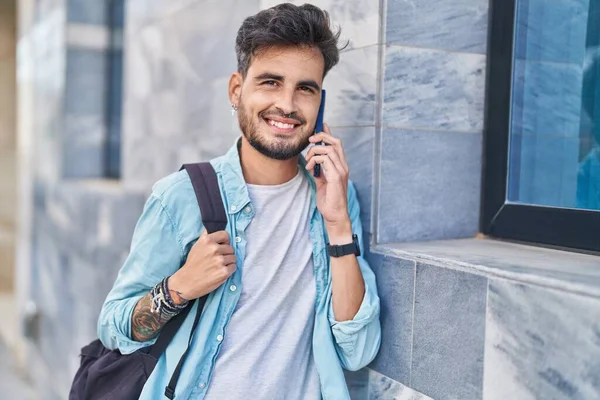 Spanyol Asıllı Genç Bir Öğrenci Gülümsüyor Akıllı Telefondan Konuşuyor — Stok fotoğraf
