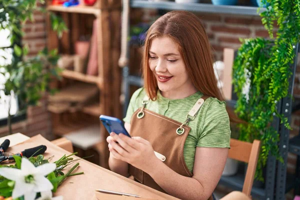 Jovem Mulher Ruiva Florista Sorrindo Confiante Usando Smartphone Loja Flores — Fotografia de Stock