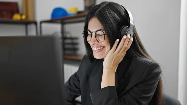Ofiste Çalışan Bilgisayar Kulaklık Kullanan Güzel Spanyol Kadını — Stok fotoğraf