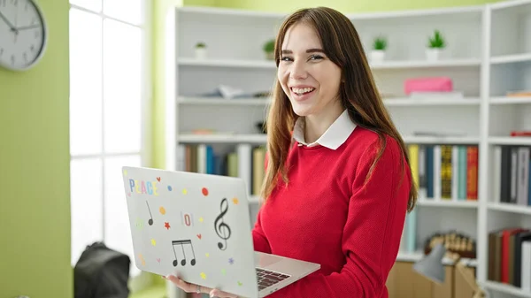 Kütüphanede Dizüstü Bilgisayar Kullanarak Gülümseyen Spanyol Bir Kız Öğrenci — Stok fotoğraf