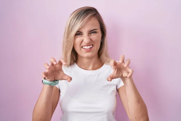 Young Blonde Woman Standing Pink Background Smiling Funny Doing Claw — Stock Photo, Image