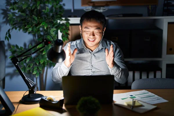 Ung Kinesisk Man Som Arbetar Med Dator Bärbar Dator Natten — Stockfoto
