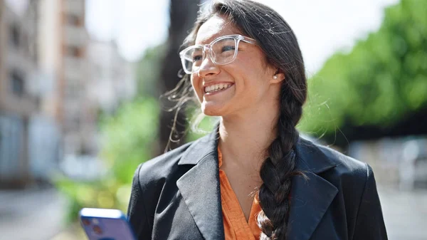 Jovem Bela Mulher Hispânica Empresária Usando Smartphone Sorrindo Rua — Fotografia de Stock