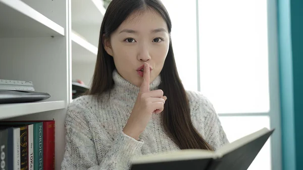 Young Chinese Woman Student Reading Book Doing Silence Gesture Library — Stock Photo, Image